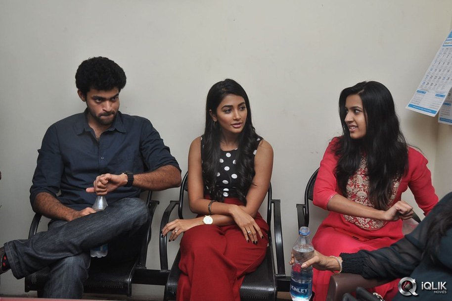 Mukunda-Movie-Hungama-at-Sandhya-Theatre